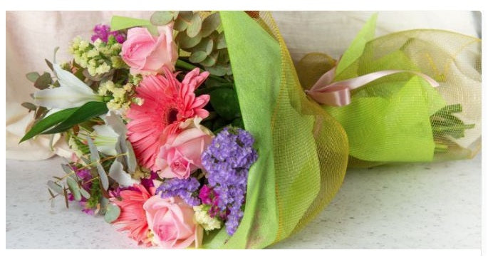Μπουκέτο με Εποχιακά Λουλούδια σε Ροζ Αποχρώσεις