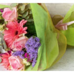 Μπουκέτο με Εποχιακά Λουλούδια σε Ροζ Αποχρώσεις